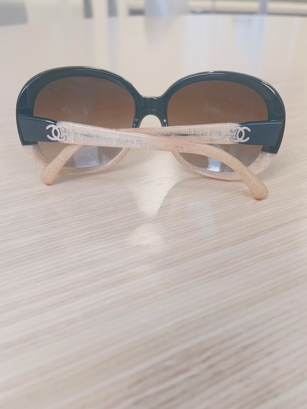 CHANEL Two-Tone Black and Tan Gradient Oversized Sunglasses - Picture 6 of 7